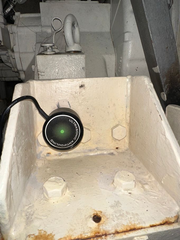BPS ultrasone transducer gemonteerd nabij de schroefaslijn