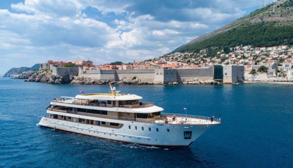 MS Lastavica vaart langs de kust van Dubrovnik, Kroatië