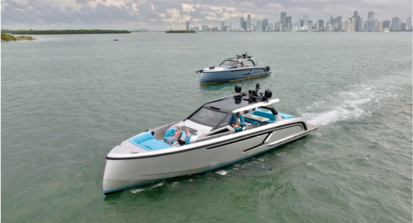 Vanquish VQ55 vaart bij Fort Lauderdale, Florida